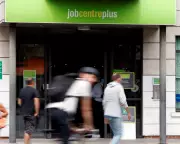 UK Unemployment Rises to 5% as Iran War Squeezes Firms and Wage Growth Slows