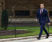 Wes Streeting Resigns as Health Secretary, Urges Starmer to Step Down