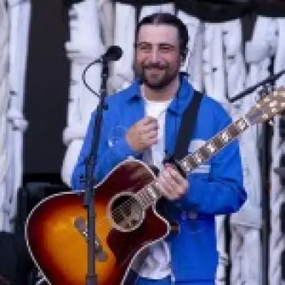 Noah Kahan begs fans to stop stealing road sign from his song