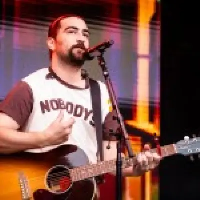 Noah Kahan begs fans to use toilet after concertgoer 'poos on the floor'