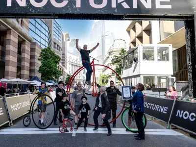 Unicyclist Roger Davies sets blindfolded world record after crash