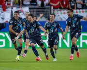 10-man Paraguay hold on to beat Turkey 1-0, eliminating them from World Cup