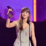 Booing Taylor Swift? You Might Be a Misogynistic Loser, Says Columnist
