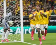 Daniel Muñoz goal sends Colombia into World Cup knockouts