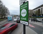 London air pollution deaths fall 40% in five years, study finds