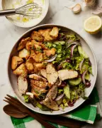 Quick Chicken Souvlaki Salad: A Greek Street Food Classic at Home