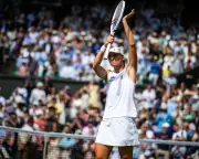 Tearful Iga Swiatek rides emotional waves to launch Wimbledon defence