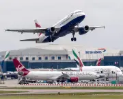 Thunderstorms cause flight chaos at Heathrow and Gatwick, hundreds delayed