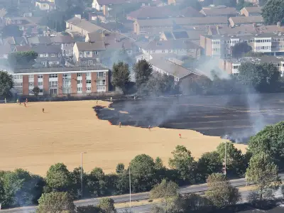 100 Firefighters Battle Huge Grassland Blaze in East London
