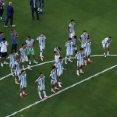 Argentina players turn backs on Spain during World Cup trophy lift