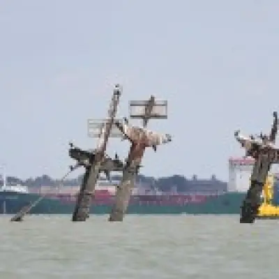 Explosive-laden 'doomsday wreck' masts to be cut down in September