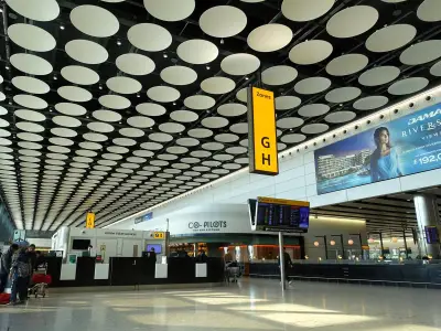 Heathrow Airport Reminds Passengers to Empty Water Bottles Before Security