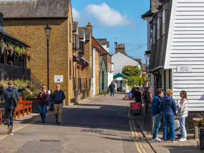 Leigh-on-Sea: Golden Beach & Thriving High Street 45 Mins from London