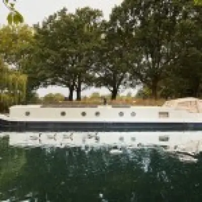 London's first floating spa boat Maria Alexander offers hot tub, sauna and treatments
