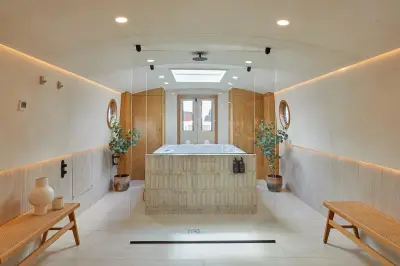 London's New Floating Spa Boat: Hot Tub, Sauna, Private Hire