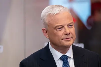 Schroders CEO Flies to Chicago as Nuveen Deal Nears End