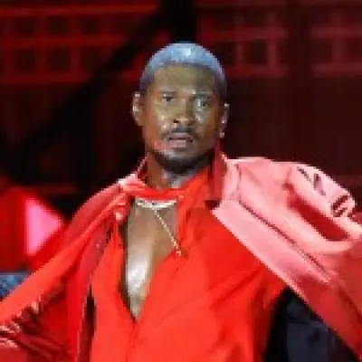 Usher kicks fan off stage after she rejects his serenade in Nashville