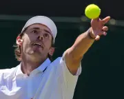 Alex de Minaur beats Adrian Mannarino in straight sets at Wimbledon