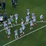 Argentina players turn backs on Spain during World Cup trophy lift