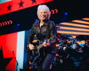 Bon Jovi review – rockers make poignant return after vocal cord surgery