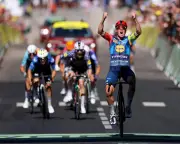 Cancer survivor Træen takes yellow jersey amid 40°C Tour de France heatwave