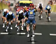 Cancer survivor Træen takes yellow jersey as Pedersen wins Tour stage four