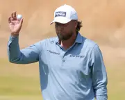 Dan Brown smokes through opening 66 at Open despite fire risk warnings