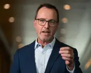 Greens slam Labor over lack of enforceable AI protections, call for datacentre moratorium