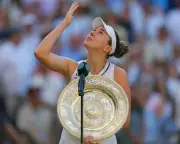 Linda Noskova overcomes collapse to win Wimbledon, joins Czech greats
