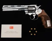 Nato leaders puzzled by Erdoğan's gift of engraved revolvers with bullets