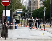 Off-duty officer detains man who stabbed three women in Paris