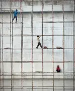 Oncologist captures construction workers' isolation in iPhone photo