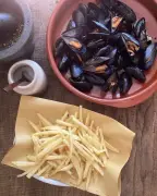 Peppered Mussels with Salty Chips: Rachel Roddy’s Recipe