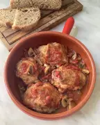 Rachel Roddy's Ode to Michèle Roberts' Simple Chicken Saute with Tomatoes and Mushrooms