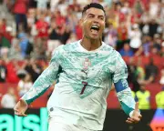 Ronaldo's penalty helps Portugal edge Croatia 2-1, but age shows