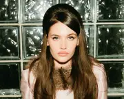 Sienna Spiro's Debut Album Visitor: Competent but Fails to Live Up to Hype