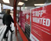 UK job vacancies fall to 712,000 as unemployment stays at 4.9%
