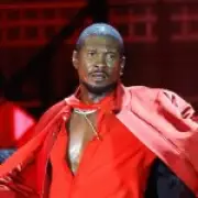 Usher kicks fan off stage after she rejects his serenade in Nashville