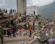 Venezuela's amateur 'moles' dig through rubble to find missing relatives