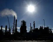 WA oil refinery plan 'dinosaur technology' amid clean energy transition, experts say