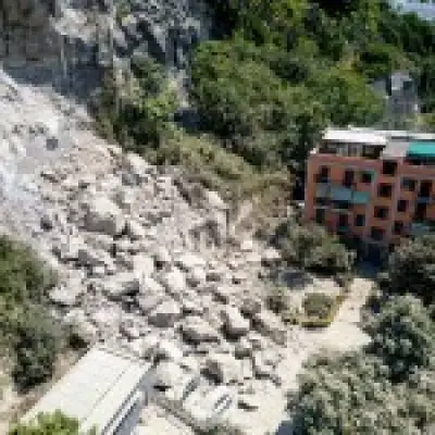 Earthquake Rocks Naples: Falling Rocks Injure 8, Crush Cars