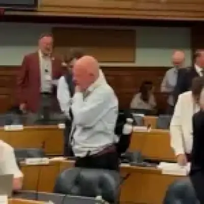 Green councillors sing extra anthem verses to mock Reform's patriotism