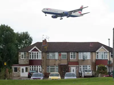 Khan warns Heathrow expansion could erase air quality gains