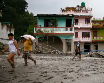 Nepal floods: 750 dead, Australians missing, aid arrives