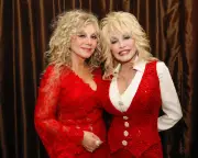 Dolly Parton's sister reveals singer offered to test experimental cancer drugs