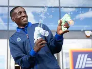 Hackney bus driver banned from blowing bubbles urged to 'keep sharing joy'