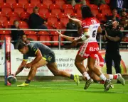 Leeds Rhinos thrash St Helens 34-6 to top Super League