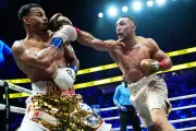 López outpoints Romero to win WBA title in third weight class