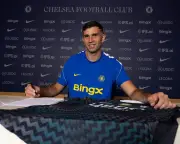 Martínez completes £7.5m Chelsea move from Aston Villa