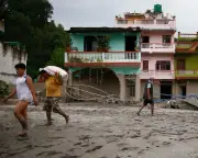 Nepal floods: 750 dead, Australians missing, aid arrives